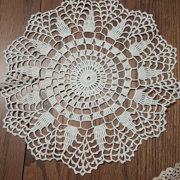 Set of 5 lovely vintage Crochet Doilies in Cream and Tan - Picture 4 of 14